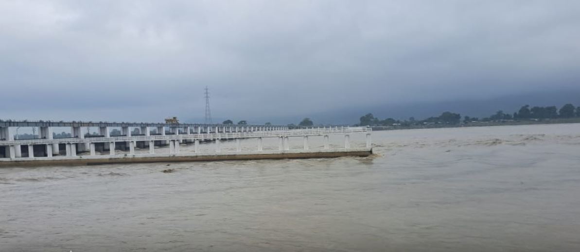 मधेसमा भीषण वर्षा: सर्लाहीमा बागमती ब्यारेजका ३६ ढोका खोलियाे