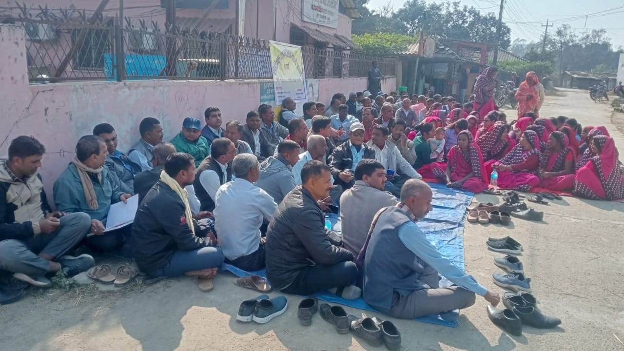 तलब नपाएको भन्दै कमला नगरपालिकाका शिक्षकहरूले गरे सामुदायिक विद्यालय अनिश्चितकालीन बन्द